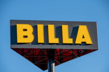 Bratislava, Slovakya - 8 Ekim 2025: Süpermarket Billa İşareti. Marka logosu. BILLA, Avrupa 'da faaliyet gösteren bir Avusturya süpermarket zinciri..