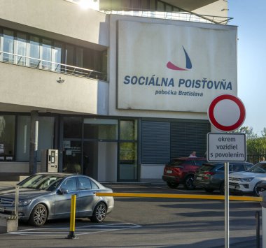 Bratislava, Slovakya - 8 Ekim 2025: Sosyal Sigorta Ajansı (Socialna poistovna) Bratislava şubesi. Slovakya.
