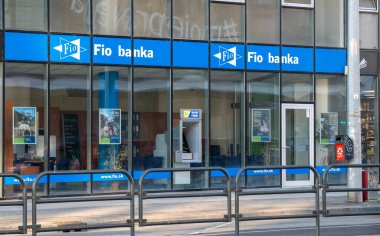 Bratislava, Slovakya - 8 Ekim 2025: Bratislava 'daki Fio Bankası şubesi. Fio banka modern bir Çek finans kurumudur..