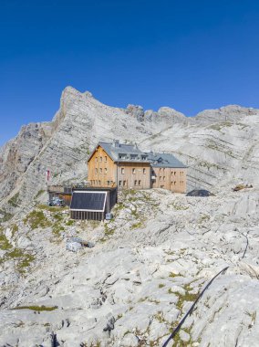 Maria Alm, Avusturya - 19 Ağustos 2025: Yazın Riemannhaus. Avusturya Alpleri 'ndeki dağ kulübesi, Salzburg,