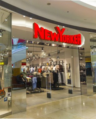 Bratislava, Slovakya - 16 Kasım 2025: Eurovea alışveriş merkezindeki New Yorker mağaza önü. New Yorker bir Alman giyim perakendecisi..