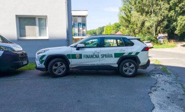 Banska Bystrica, Slovakya - 8 Ağustos 2025: Banska Bystrica 'daki Mali İdari İşler (Fınna sprava) arabası. Slovakya.