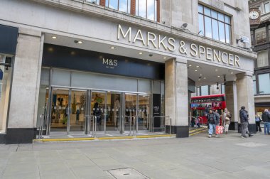 Londra, İngiltere - 23 Mart 2024: Marks ve Spencer mağazası Londra 'da. İngiltere.