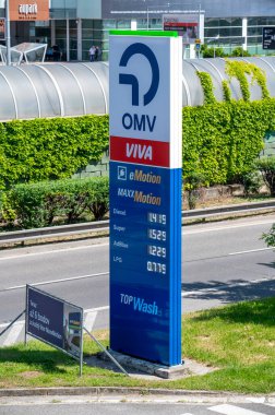 Bratislava, Slovakya - 10 Mayıs 2025: OMV benzin istasyonu. Benzin istasyonu. OMV, Avusturyalı çok uluslu petrol, gaz ve petrokimya şirketidir..