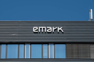 Bratislava, Slovakya - 7 Ağustos 2025 - Emark logosu binanın tepesinde. Bratislava. Slovakya.