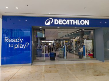 Bratislava, Slovakya - 7 Ağustos 2025 - Bratislava 'da Decathlon spor mağazası girişi. Decathlon dünyadaki en büyük spor malzemeleri satıcısıdır..