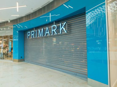Bratislava, Slovakya - 7 Ağustos 2025 Eurovea alışveriş merkezindeki Primark mağaza önü. Bratislava. Slovakya.