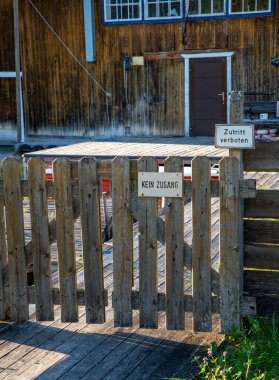 Alman metni Kein Zugang ve kırsal bir ahşap çitte Zutritt Verboten 'e giriş izni..