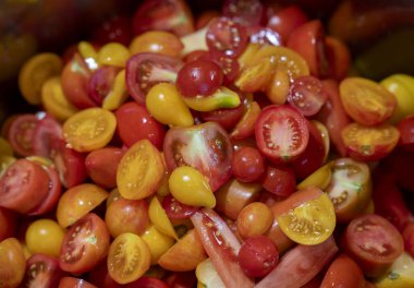 Kırmızı ve sarı domatesler pişmeye hazır.