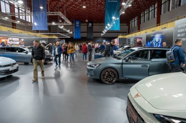 Nitra, Slovakya - 4 Ekim 2024 - İnsanlar Nitra, Slovakya 'daki araba fuarında arabaları izliyor