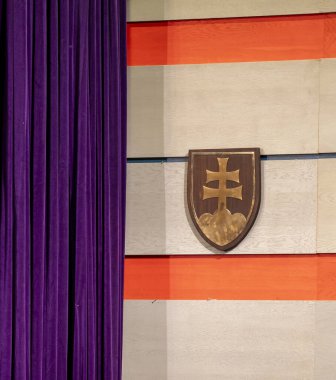 Slovakya Cumhuriyeti arması, iç duvarda ulusal sembol.