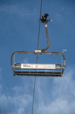 Donovaly, Slovakya - 5 Ocak 2026 - boş asansörler. Boş koltuklu kablo araba. Nova Hola. Slovakya.