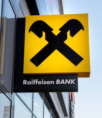 Banska Bystrica, Slovakya - 1 Mayıs 2025: Banska Bystrica 'daki Raiffeisen banka şubesinin sarı bayrağı. Slovakya.