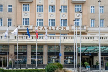 Bratislava, Slovakya - 4 Ocak 2024: Radisson Blu Carlton Hotel, Bratislava, Tuna Nehri yakınında .