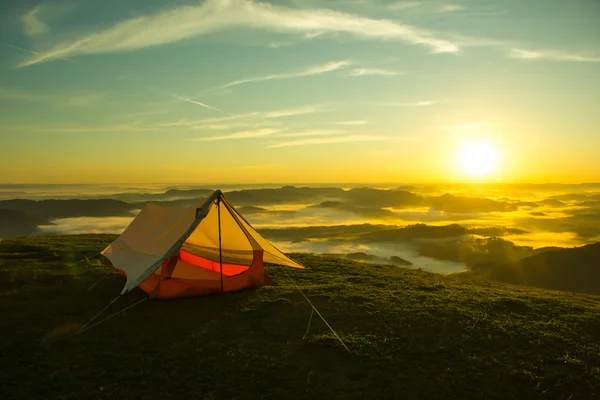 Tent on the top of a mountain with the sunrise — Stock Photo, Image