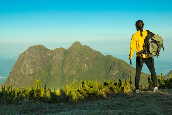 Caminhante com mochila e Pólo de Trekking — Fotografia de Stock