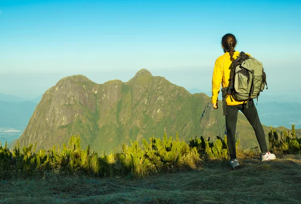 Caminhante desfrutando da vista da montanha — Fotografia de Stock