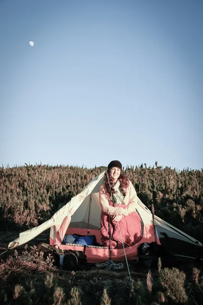 Mulher dentro da tenda — Fotografia de Stock