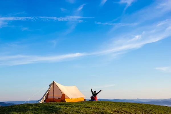 Vrouw Waking Up op een berg — Stockfoto