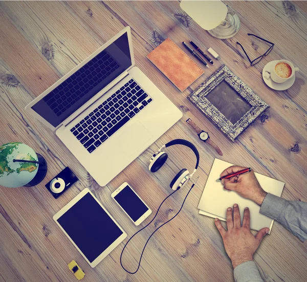 Vintage hipster wooden desktop top view and male hands — Stock Photo, Image