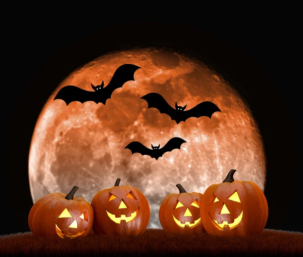 Хэллоуин фоновая сцена с полной луны, тыквы и летучих мышей — стоковое фото
