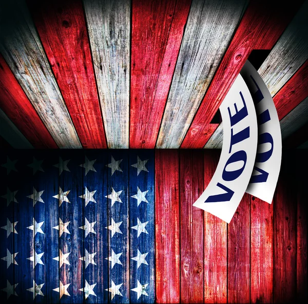 Bulletins de vote et urne en bois sur Drapeau des USA — Photo