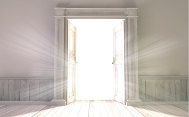 3D açık kapılı boş odayı hazırlıyor