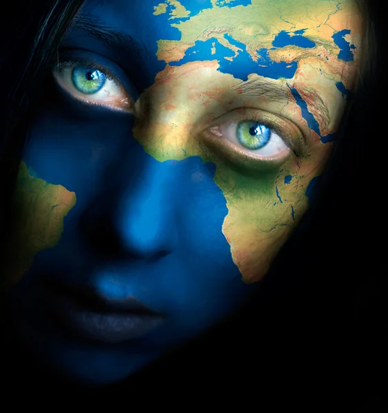 Planète Terre et visage de femme — Photo