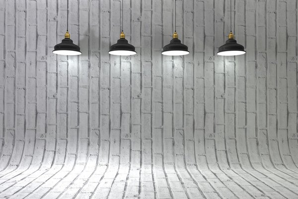 Пустая кирпичная стена с местом для текста, освещенного лампами выше
