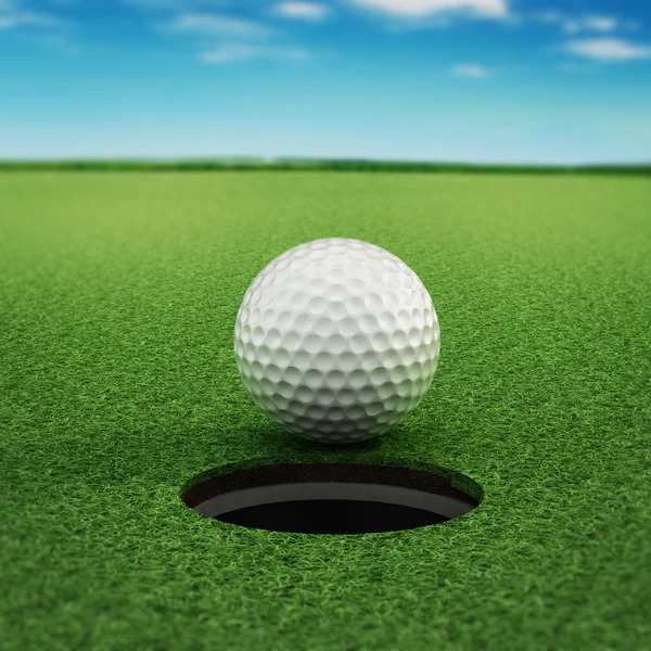 Golf piłka stojący w pobliżu otworu — Zdjęcie stockowe