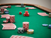 Pokerový stůl s hracími kartami, žetony a kostkami. 3D ilustrace.