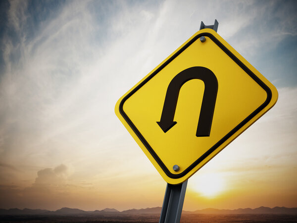 У поворот дорожный знак
