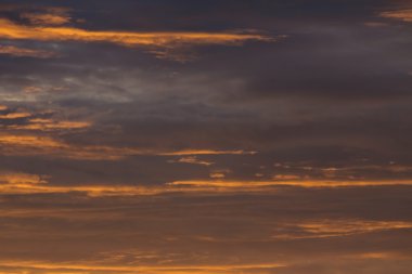 günbatımı gökyüzü dramatik arka plan, renkli alacakaranlık gökyüzü