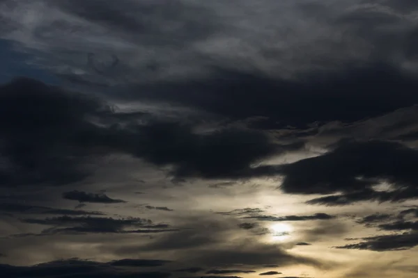 Nuvem negra no céu escuro, céu noturno de fundo halloween — Fotografia de Stock