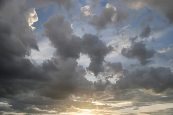 Awan pada matahari terbenam dramatis langit, gambar iklim latar belakang cuaca — Stok Foto