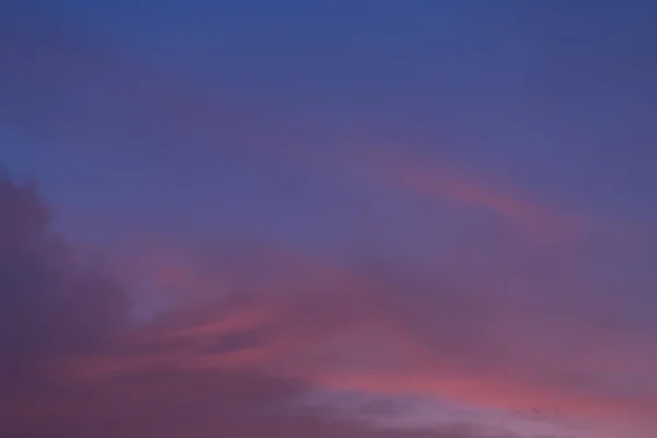 暮光之城的天空蓝色的背景下，落日的天空与云 — 图库照片