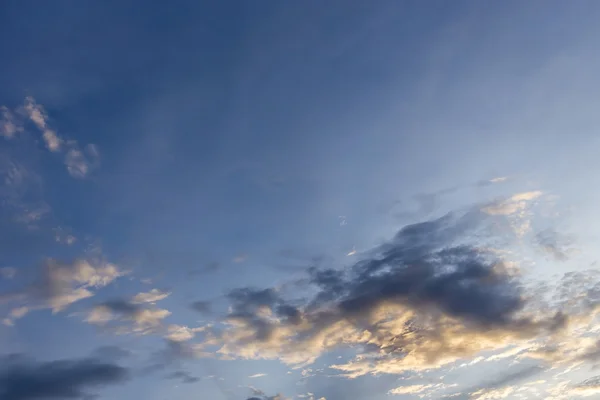 Solnedgång sky dramatiska bakgrund, blå himmel med orange solljus — Stockfoto