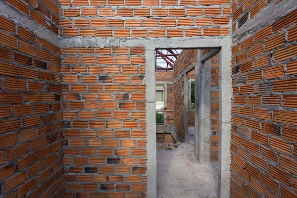 Structurele muur gemaakt van bakstenen in residentieel gebouw — Stockfoto