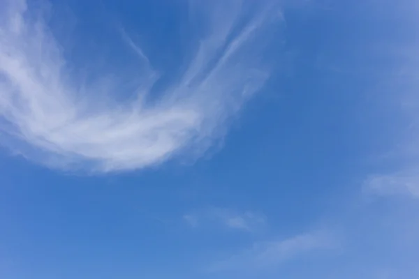 Vento soprando nuvem no céu azul claro fundo — Fotografia de Stock