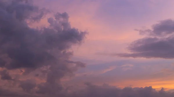 Underbara moln på twilight sunset himmel bakgrund — Stockfoto