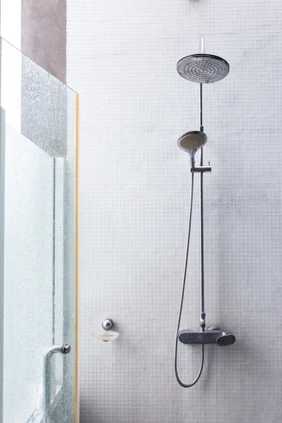 Cabeça de chuveiro no banheiro, design do interior da casa — Fotografia de Stock