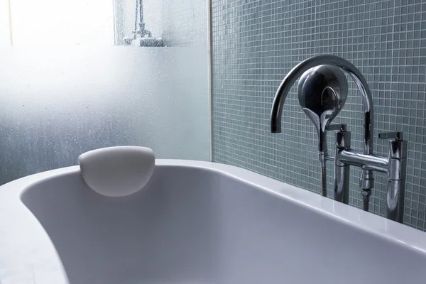 Bañera en baño moderno — Foto de Stock