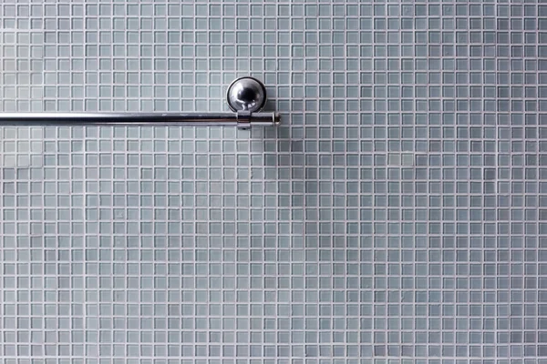 Baño, toallero de acero inoxidable en cuarto de baño con mosaico — Foto de Stock