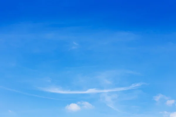 Nube sobre fondo azul claro del cielo — Foto de Stock