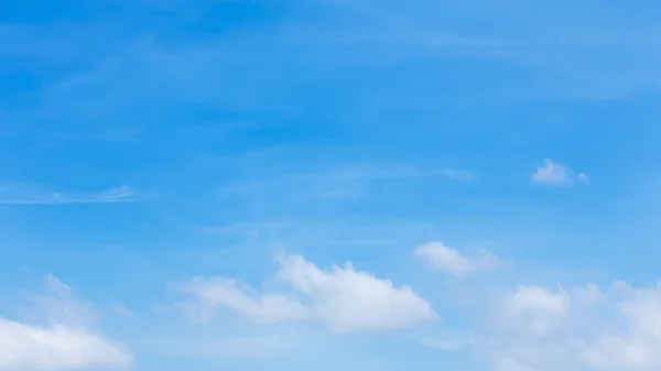 Açık mavi gökyüzü arka plan üzerinde bulut — Stok fotoğraf