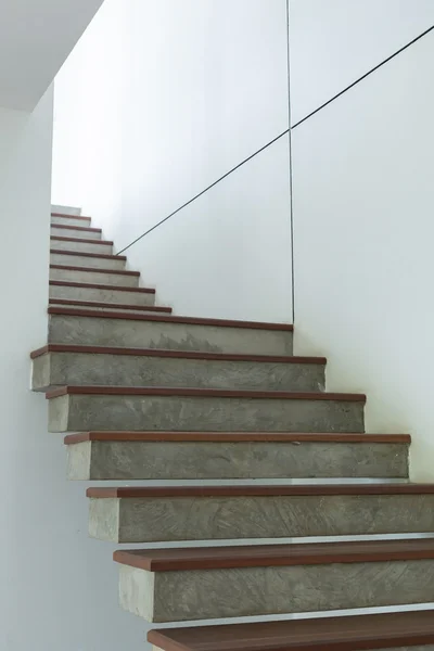 Beyaz harç duvar çimento ve Ahşap merdiven — Stok fotoğraf