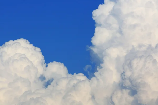 Awan halus di langit biru yang cerah — Stok Foto