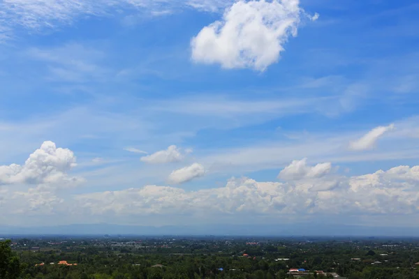 Paisaje nublado en el cielo azul claro — Foto de Stock