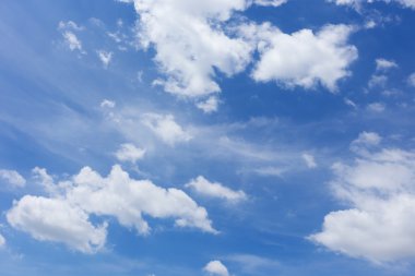 Açık mavi gökyüzü arka plan üzerinde kabarık bulut