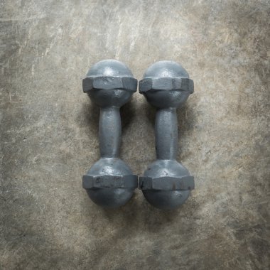 metal dumbbell çimento kattaki fitness spor vücut geliştirme